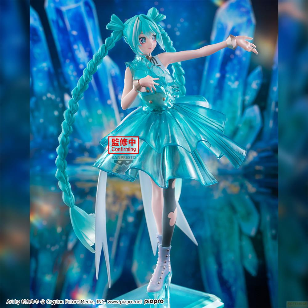 Eine Figur von Miku Hatsune mit türkisfarbenen Haaren und Outfit.
