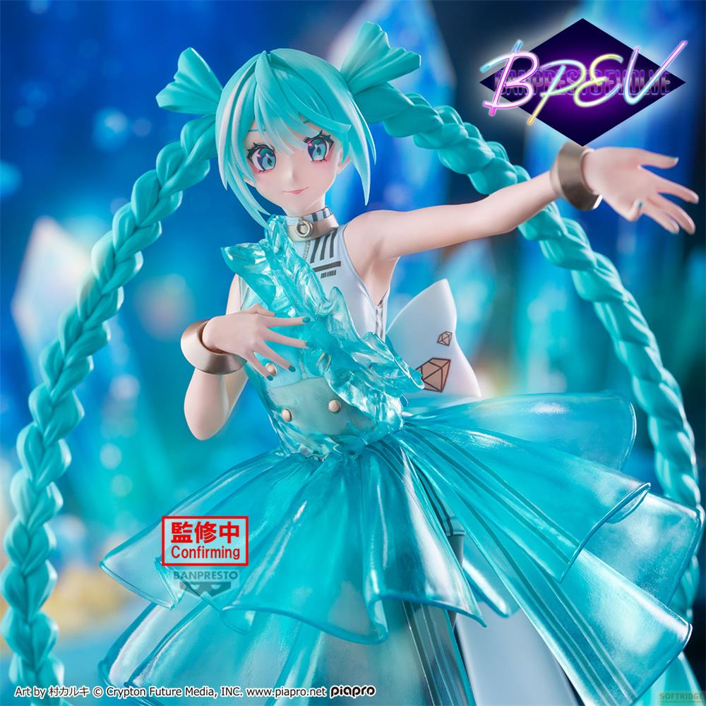 Miku-Figur mit türkisfarbenen Zöpfen, transparentem Kleid und blauer Kulisse.