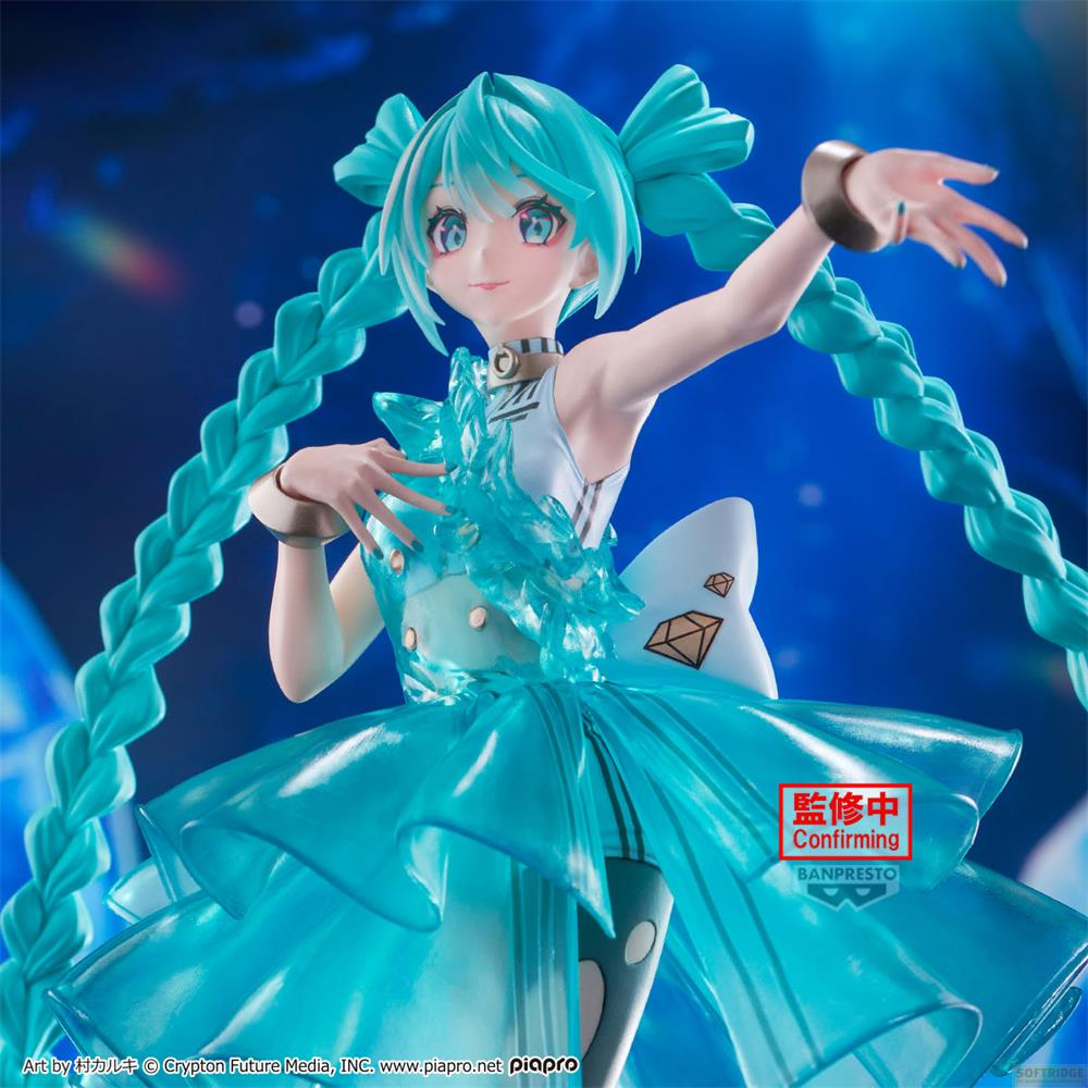Miku Figur mit blauem Haar in einem transparenten blauen Kleid, Pose.