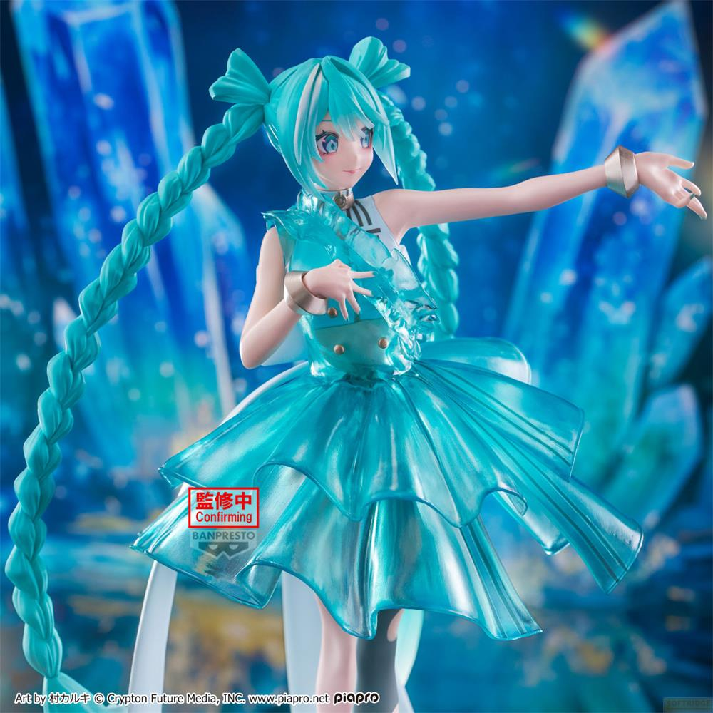 Eine Figur von Miku Hatsune in einem türkisfarbenen Kleid steht vor blauen Kristallen.