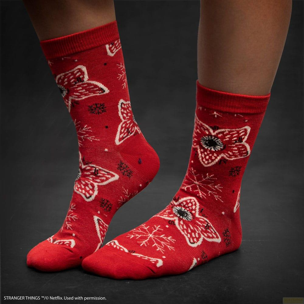 Calcetines rojos con estampado de Demogorgon y copos de nieve.