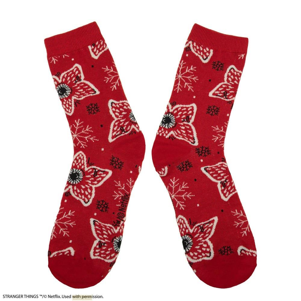 Calcetines rojos con estampado de Demogorgon y copos de nieve.