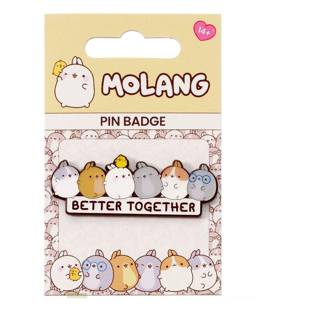 Insignia Molang con conejos y pollitos lindos en tarjeta.