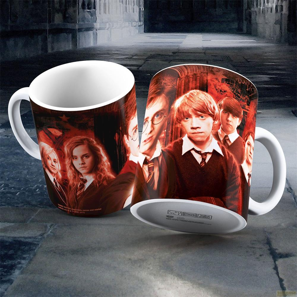 Dos tazas blancas con personajes de Harry Potter, incluyendo a Harry, Ron y Hermione, sobre un fondo oscuro de piedra.