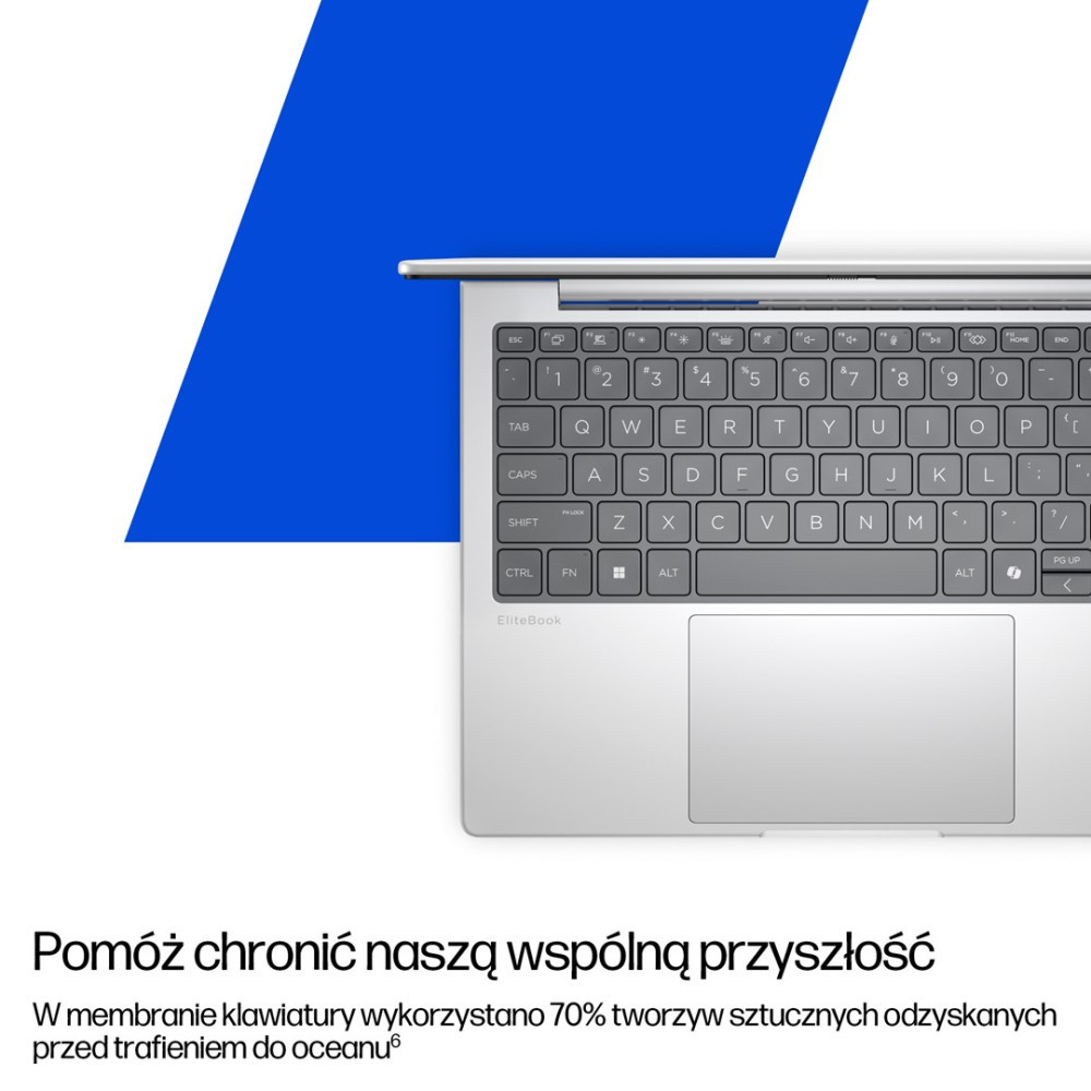 Teclado y panel táctil de portátil plateado sobre fondo azul y blanco.