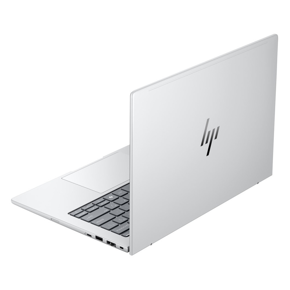 Un portátil HP plateado, mostrado desde atrás a la izquierda, con teclado iluminado.
