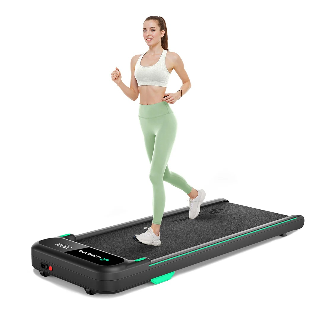 Kobieta w stroju sportowym biegnie na czarnej bieżni z zielonymi akcentami.