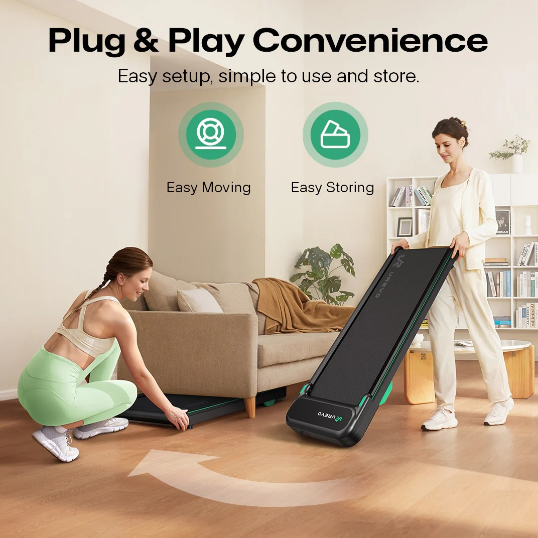 Kobiety rozkładają i chowają składaną bieżnię w salonie.