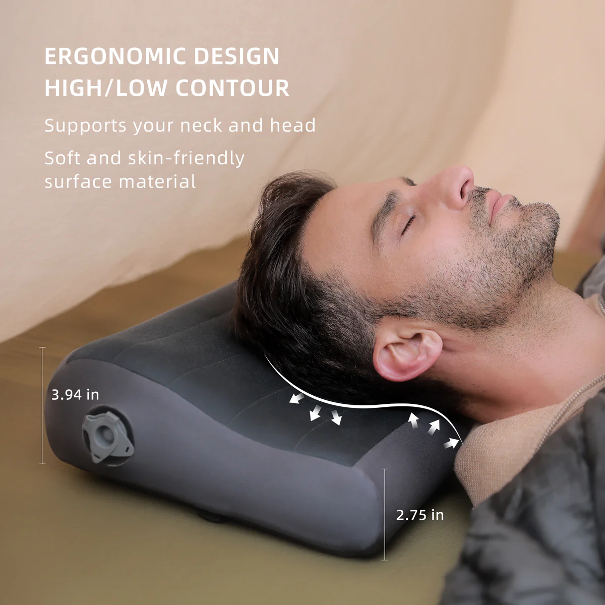 Ein Mann schläft auf einem aufblasbaren Kissen mit ergonomischem Design.