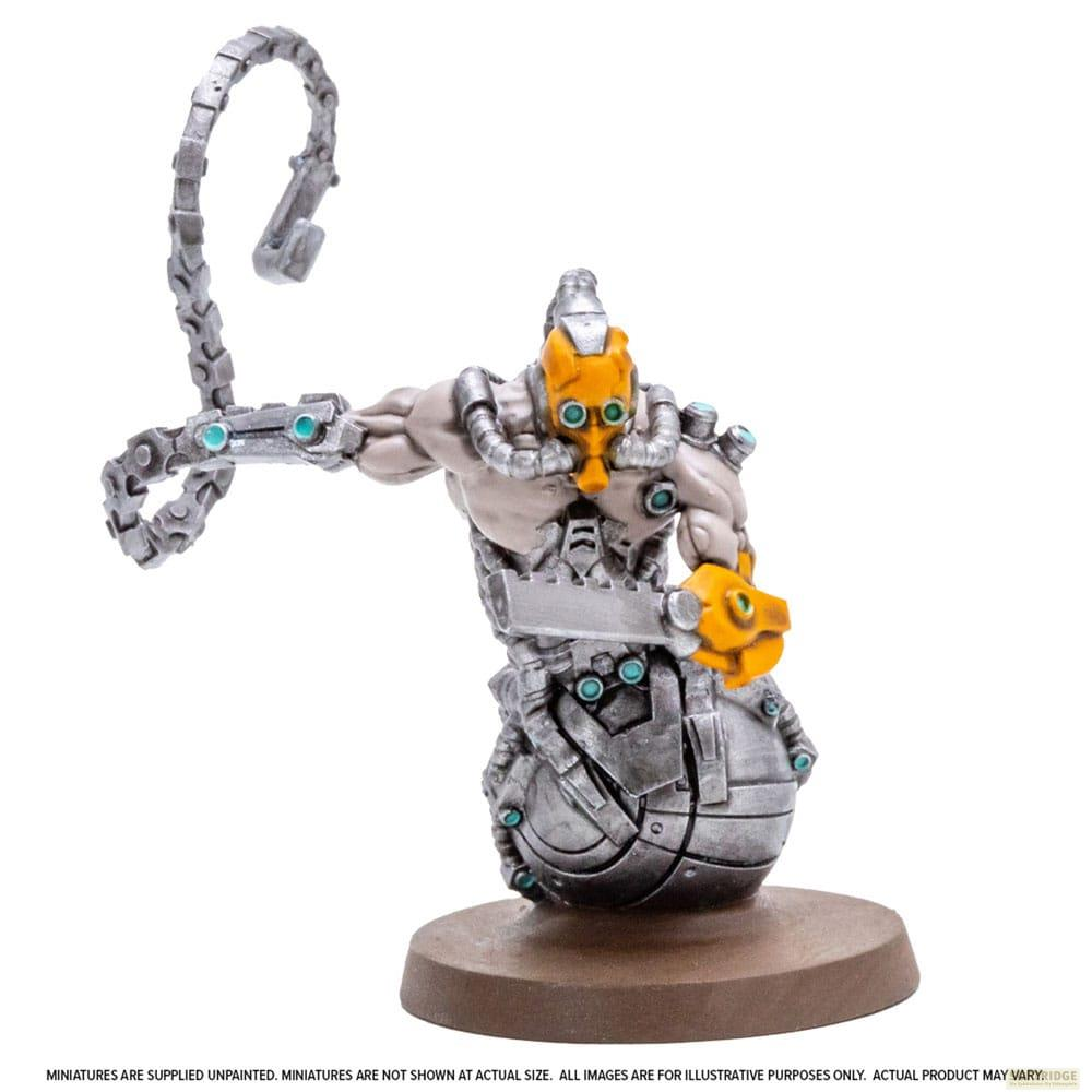 Szara figurka science-fiction z żółtym hełmem i metalowym ogonem.