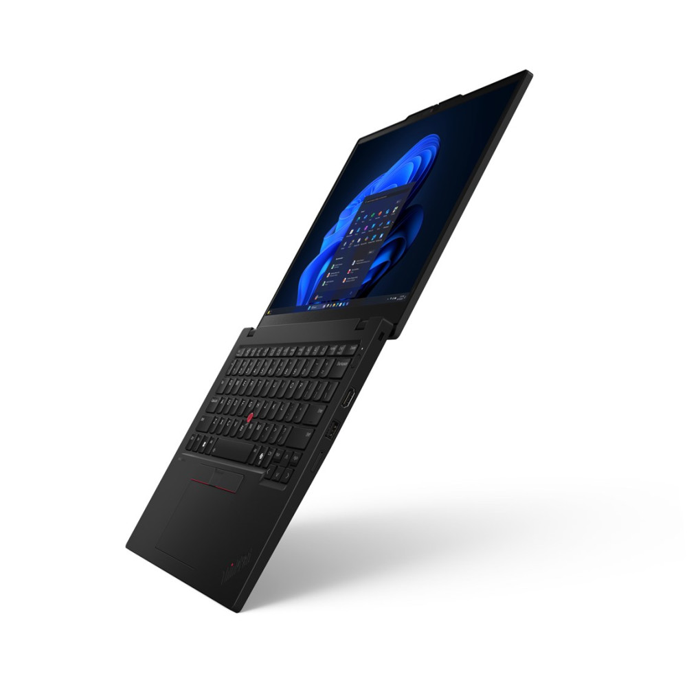 Czarny laptop z otwartym ekranem, ustawiony pod kątem na białym tle.