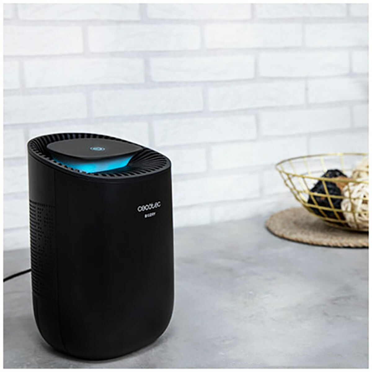 Czarny osuszacz powietrza z niebieskim podświetleniem LED na blacie.