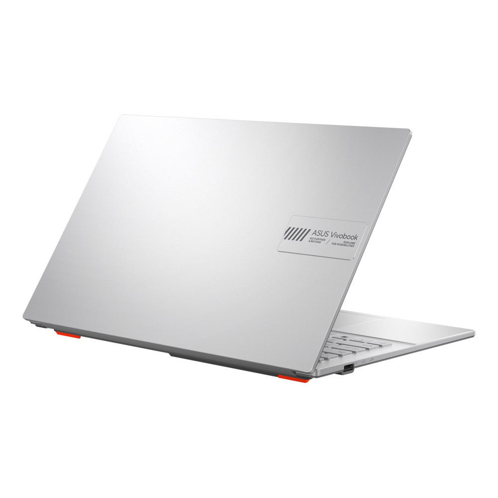 Srebrny laptop Asus Vivobook otwarty na białym tle. Jego nóżki są czerwone.
