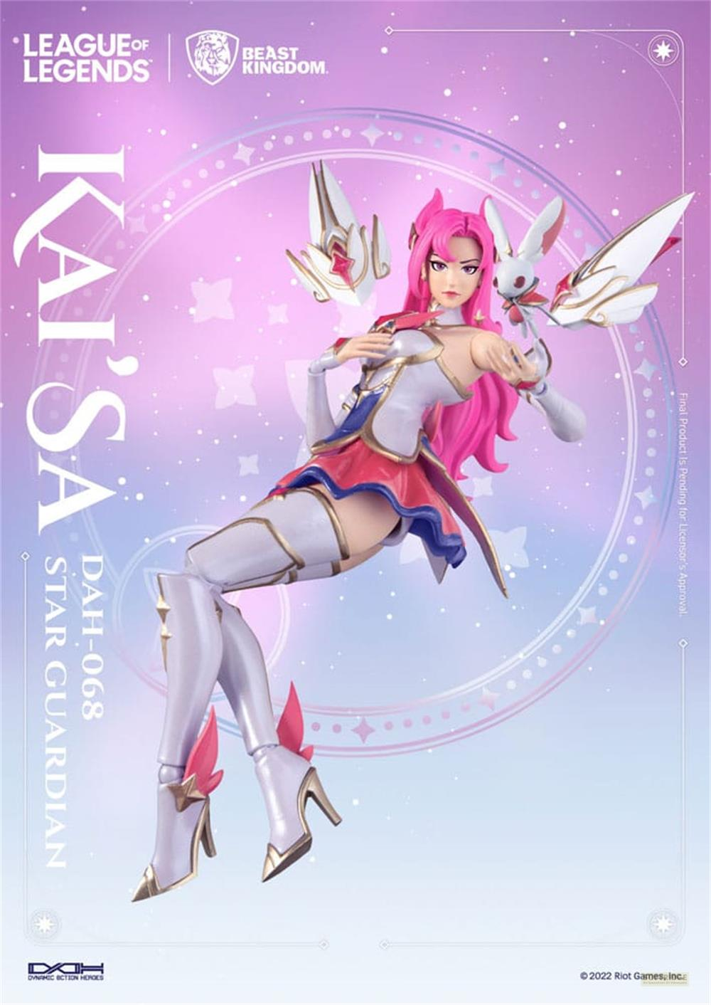 Action figure di Star Guardian Kai'Sa in uniforme bianco e rosa su sfondo viola con testo.