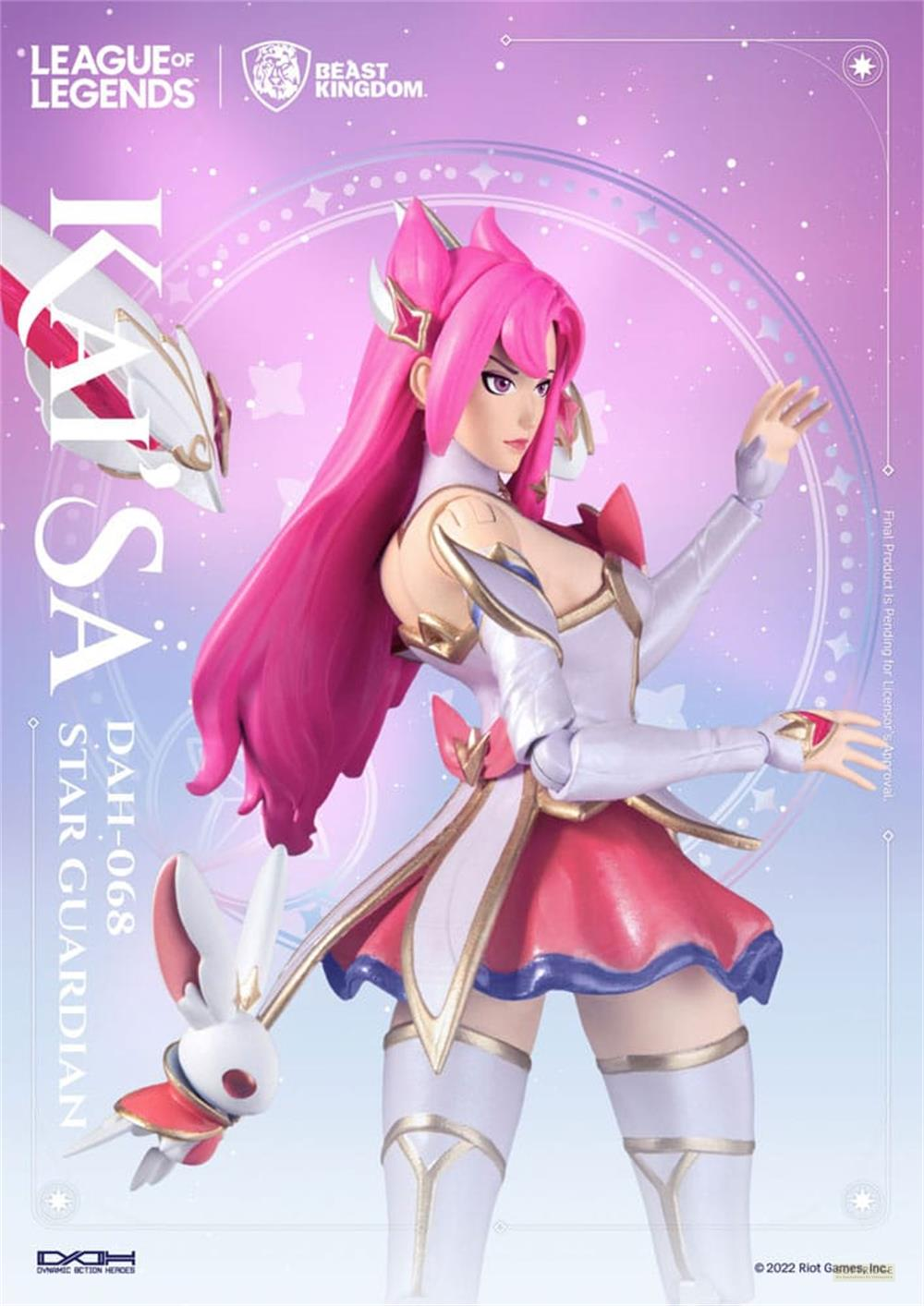 Una figura di Kai'Sa con capelli rosa in un outfit bianco e rosso, in piedi su sfondo viola.