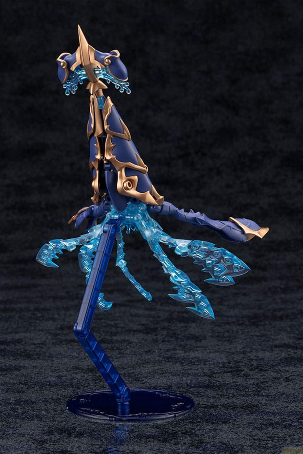 Une figurine bleue et dorée avec des membres semblables à des tentacules sur un support.