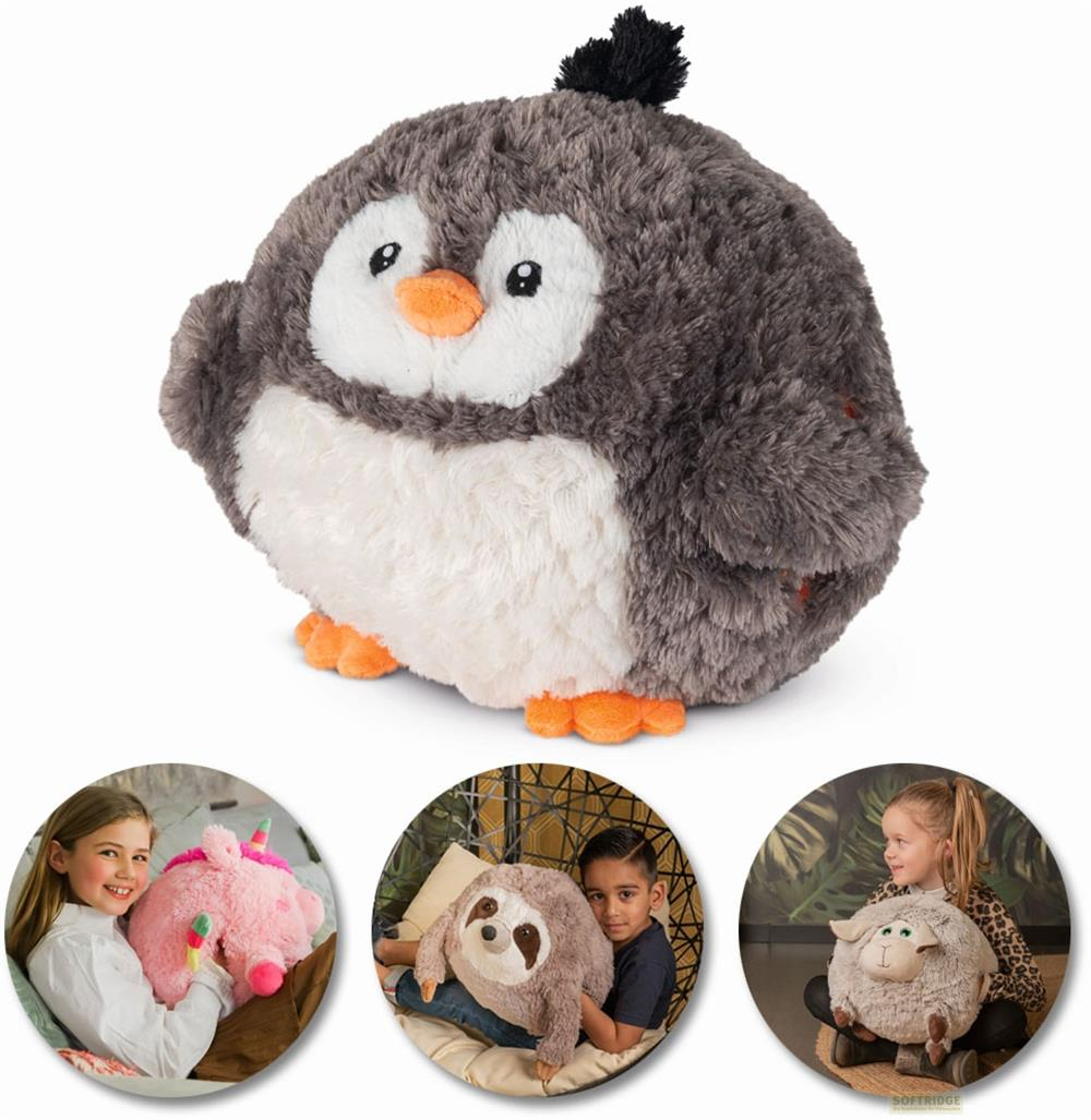Plüschtier-Pinguin mit drei Kindern, die Einhorn-, Faultier- und Schaf-Plüschtiere halten.