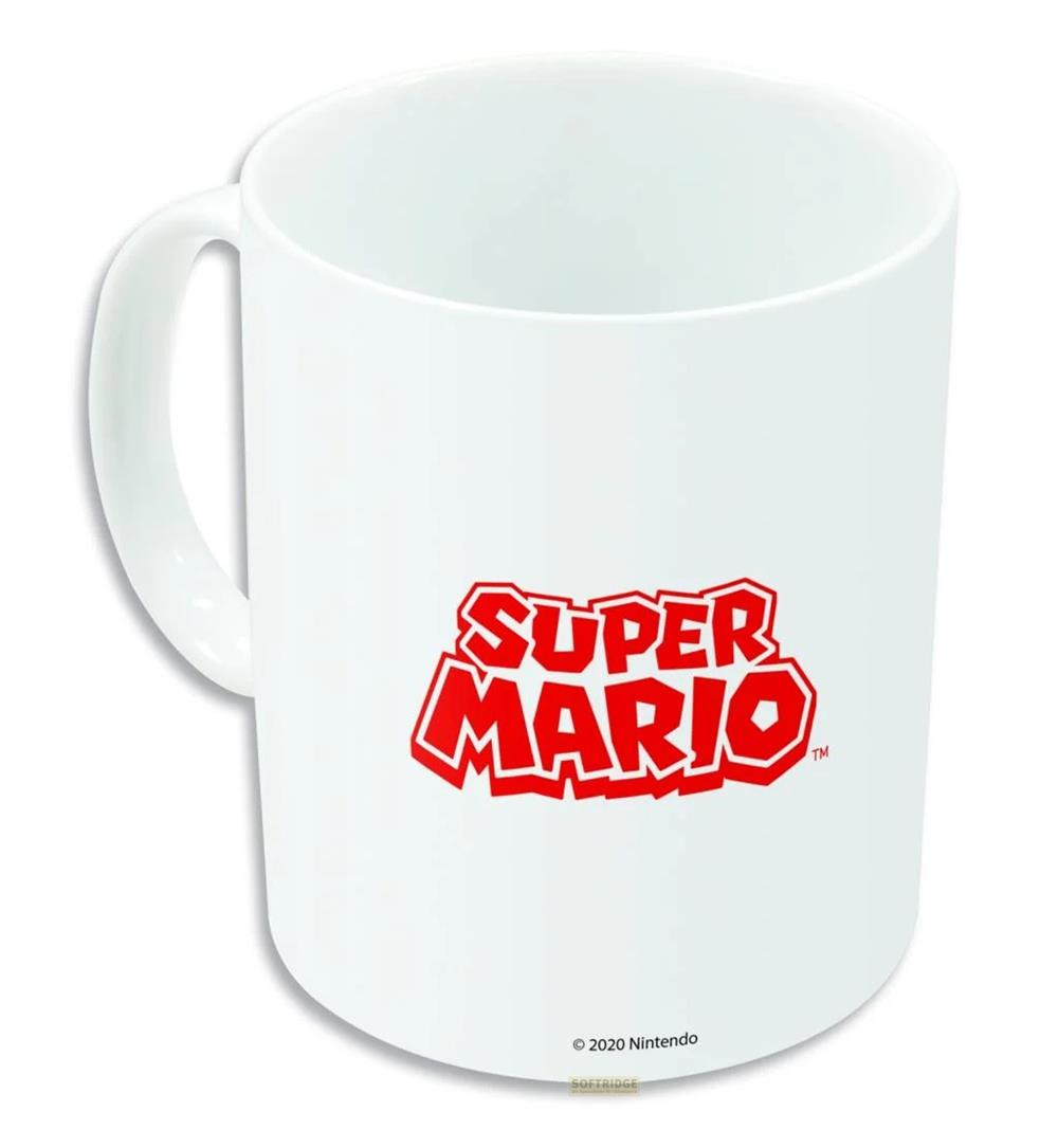 Una taza blanca con el logo rojo de Super Mario y aviso de copyright.