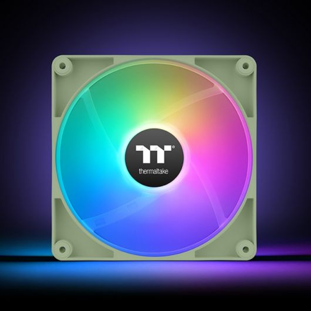 Un ventilador cuadrado con iluminación RGB y el logo de Thermaltake en el centro.