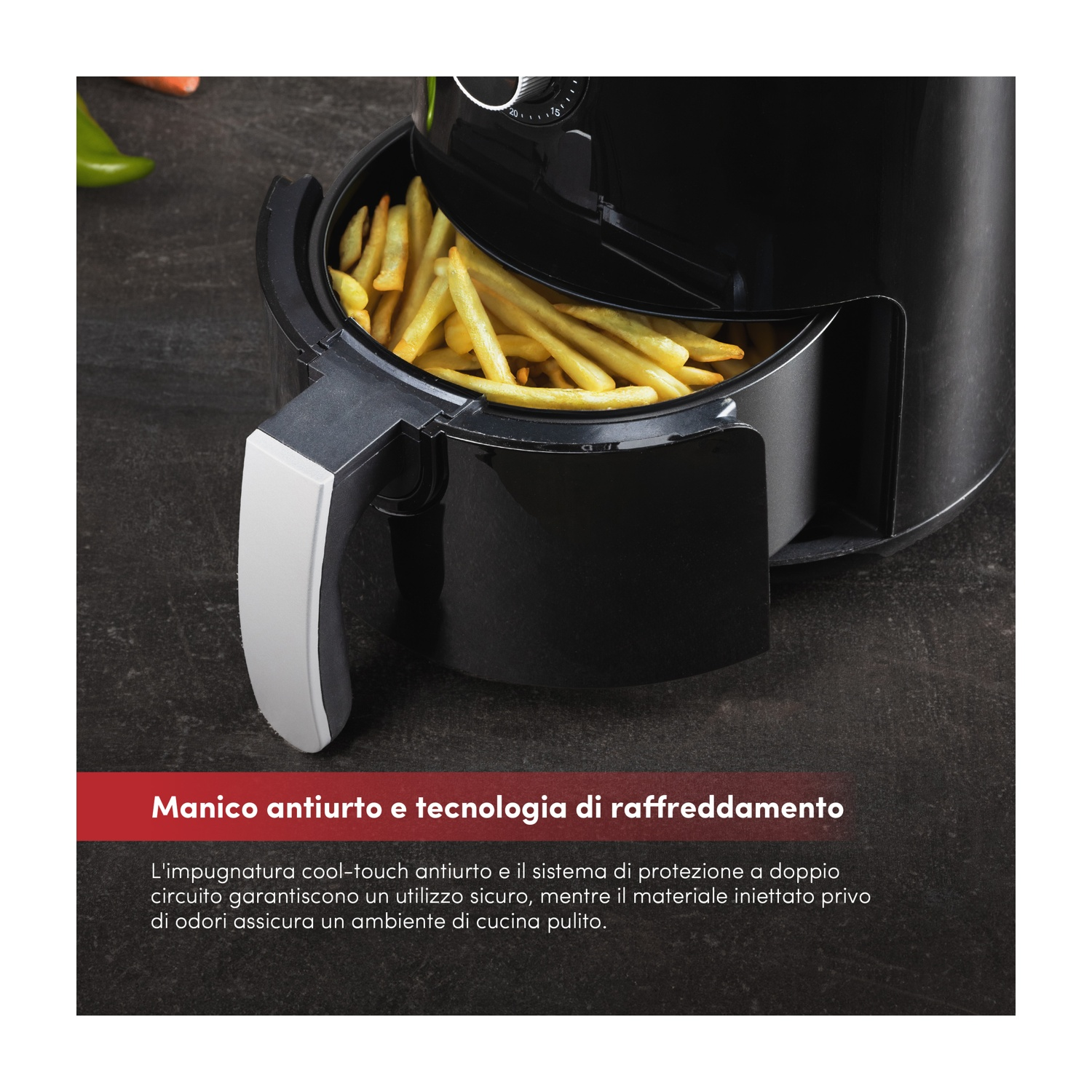 Friggitrice ad aria nera con patatine fritte nel cestello. Sfondo scuro.
