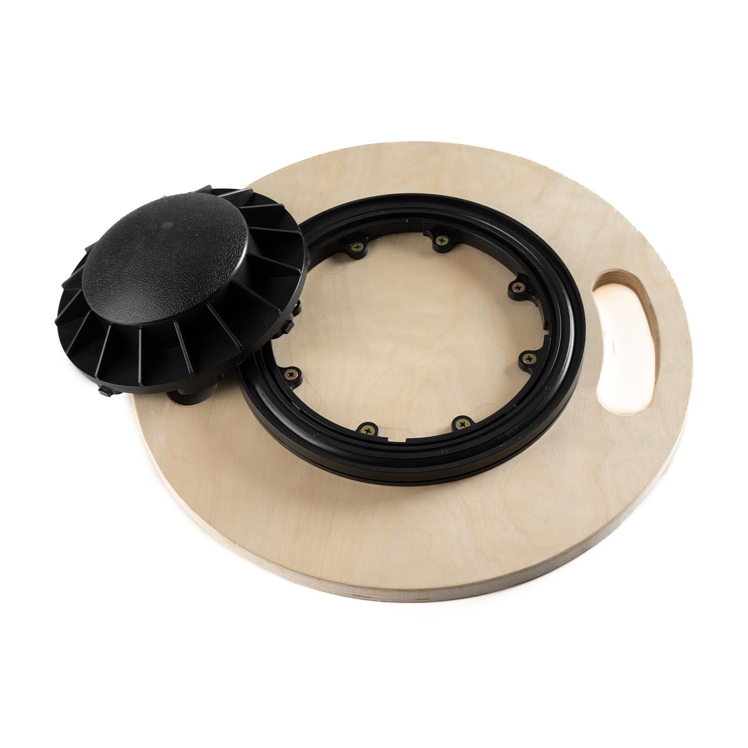 Tavola di legno con anello rotante nero e tappo nero staccato.