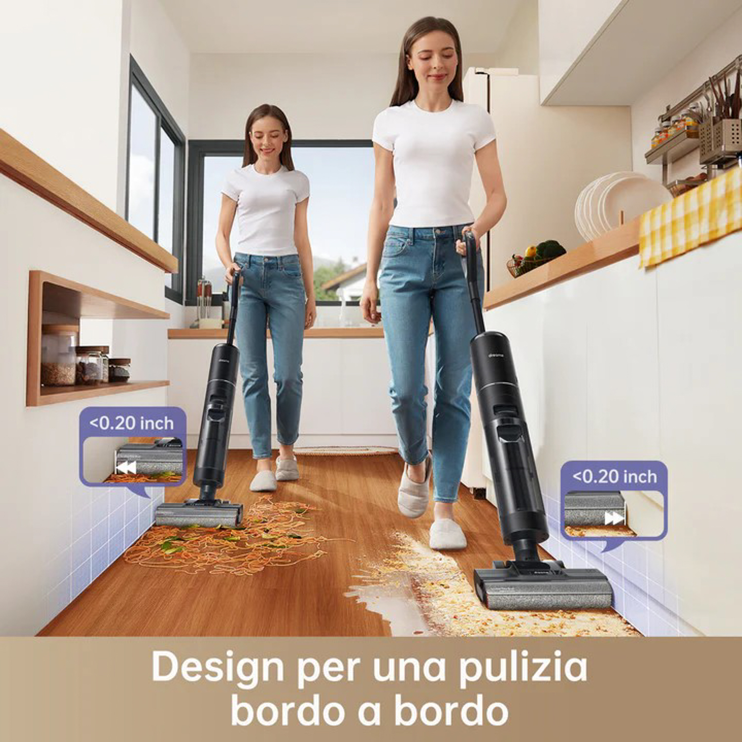Due donne puliscono pavimento cucina con aspirapolveri bagnato/asciutto. Primo piano dispositivo.