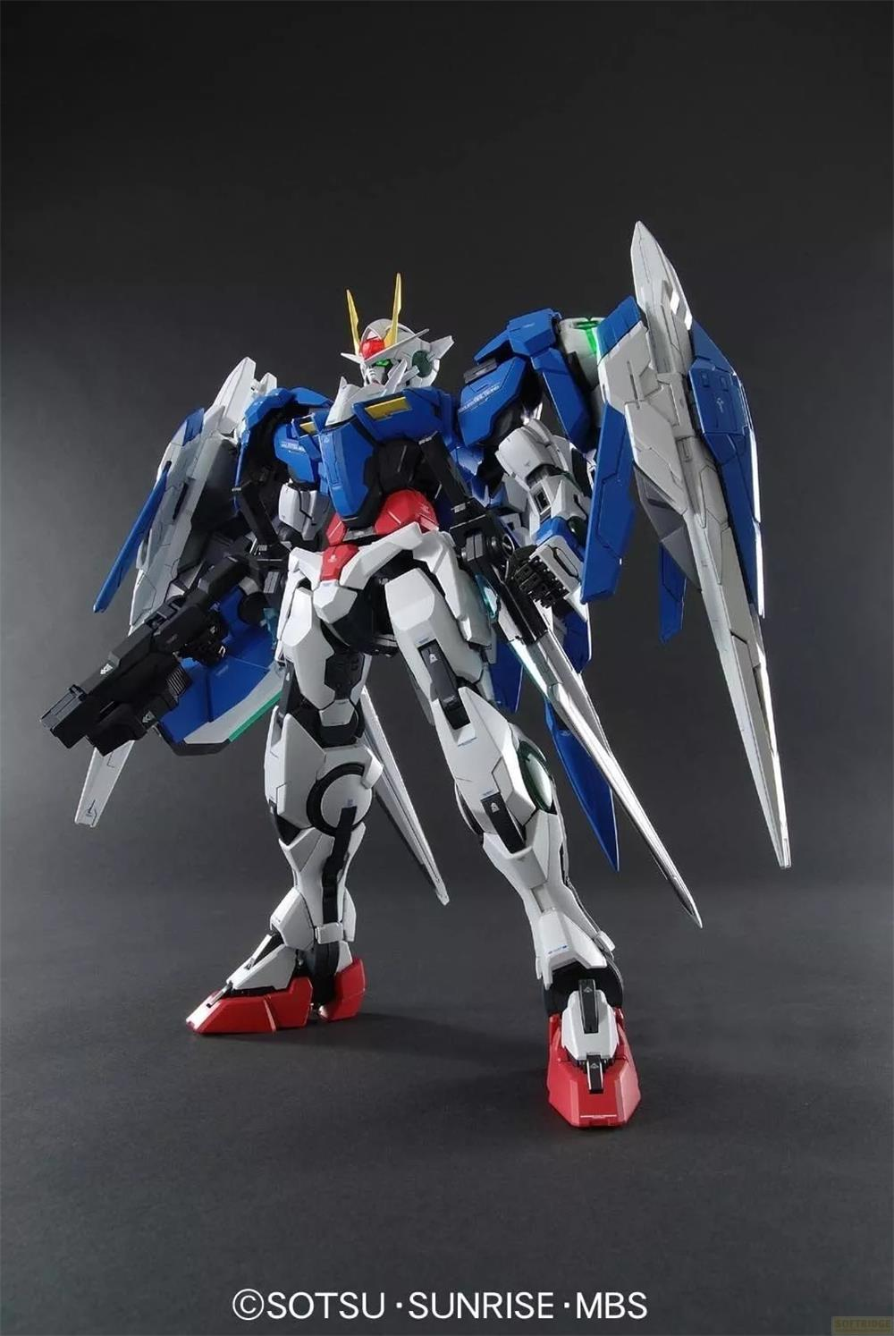 Ein blauer und weißer Roboter mit Flügeln und Waffen steht auf dunklem Grund.