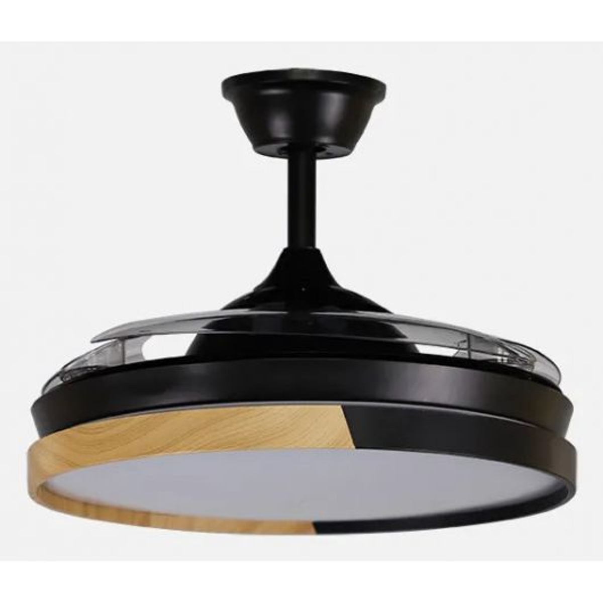 Ventilatore da soffitto nero con finiture in legno e luce.