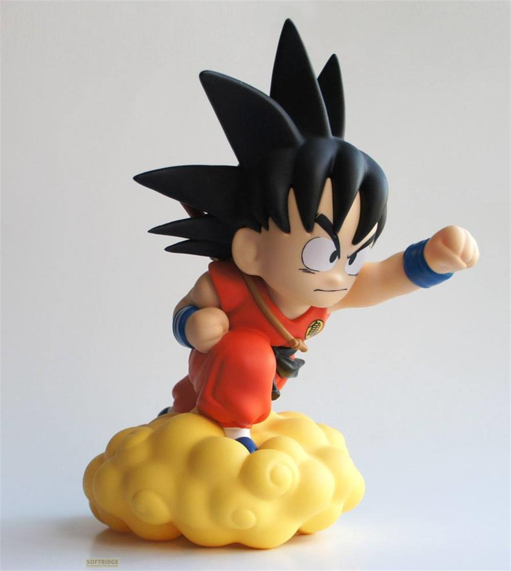 Eine Figur von Goku in Orange mit schwarzen Haaren auf einer gelben Wolke.