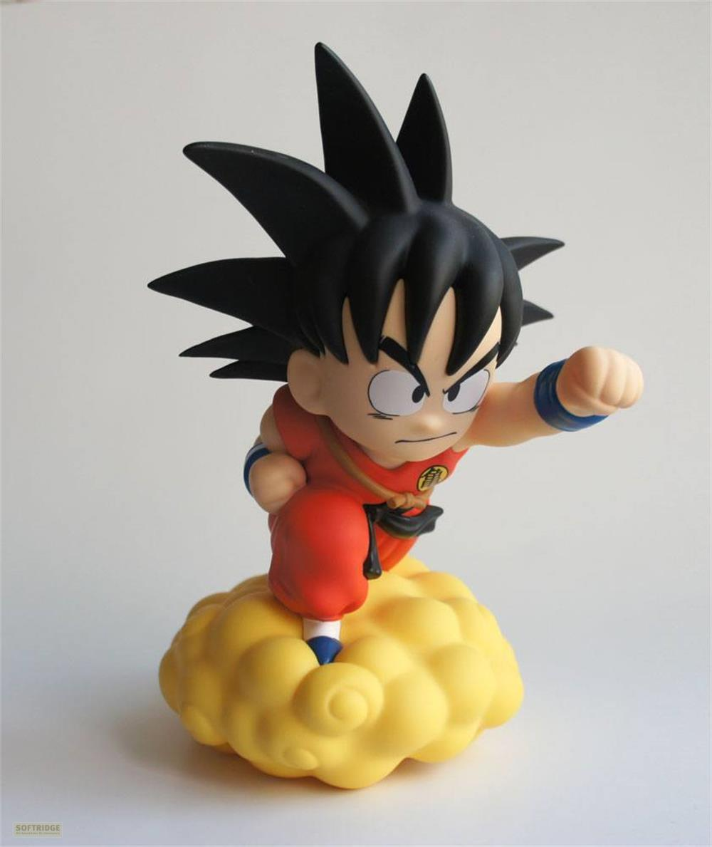 Eine Figur von Goku, der auf einer gelben Wolke mit geballter Faust sitzt.