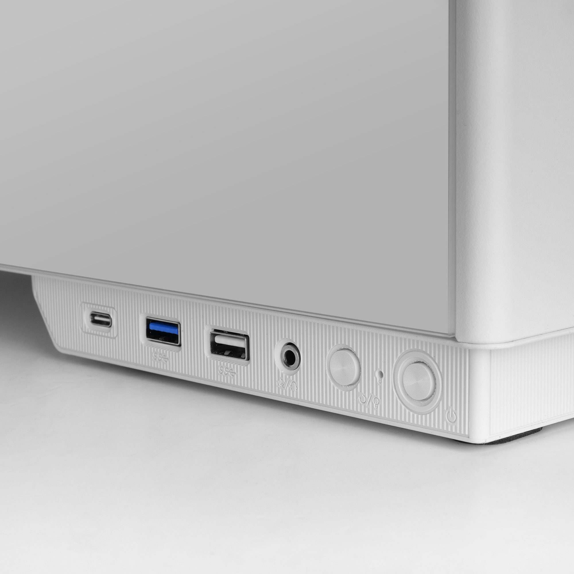 Pannello frontale bianco di computer con porte USB, audio e pulsanti.
