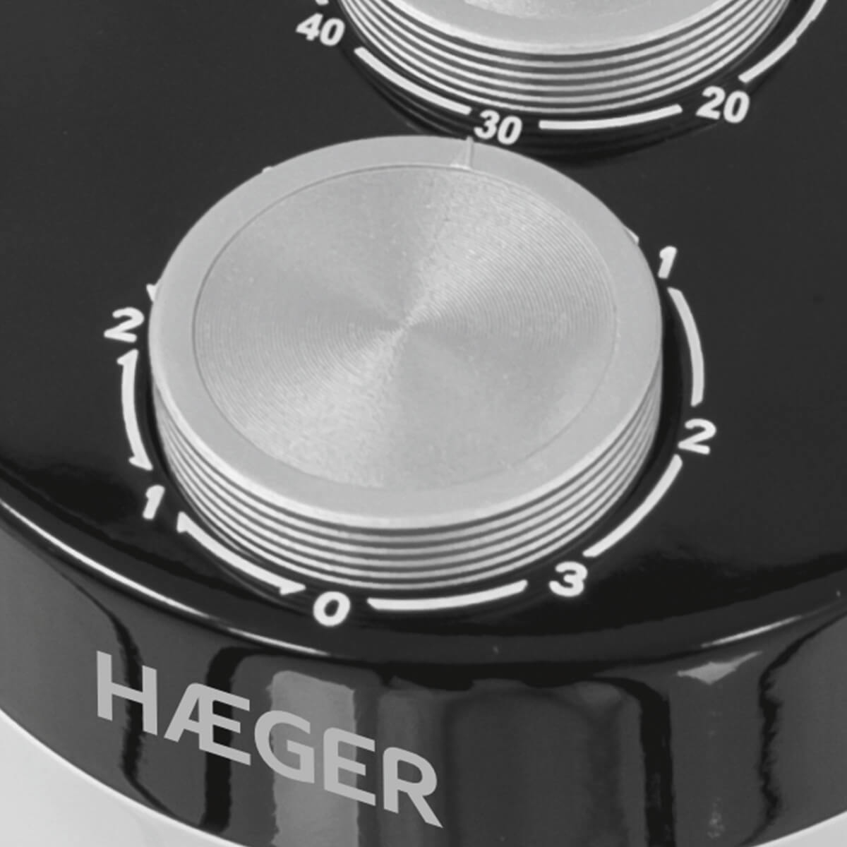 Primer plano de un dial plateado con marcas de escala en una carcasa negra.