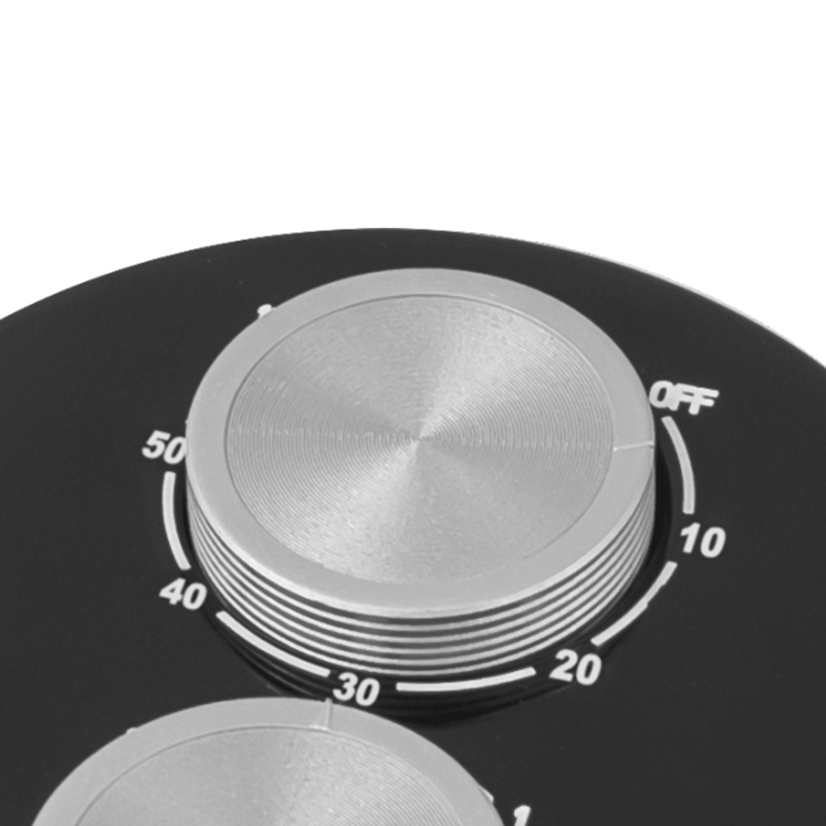 Primer plano de un dial negro con perillas plateadas y marcas numéricas.