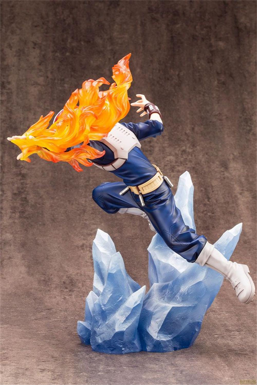 Una figura con uniforme azul, fuego a la izquierda y hielo debajo.