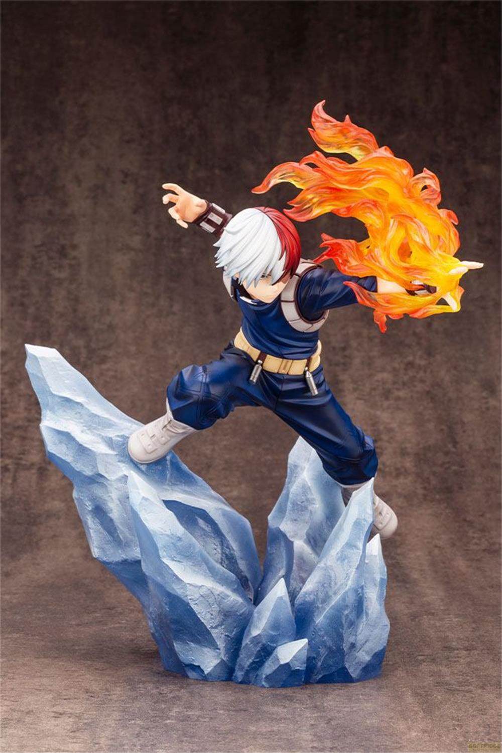 Figura de Todoroki sobre hielo, con fuego en la mano derecha.