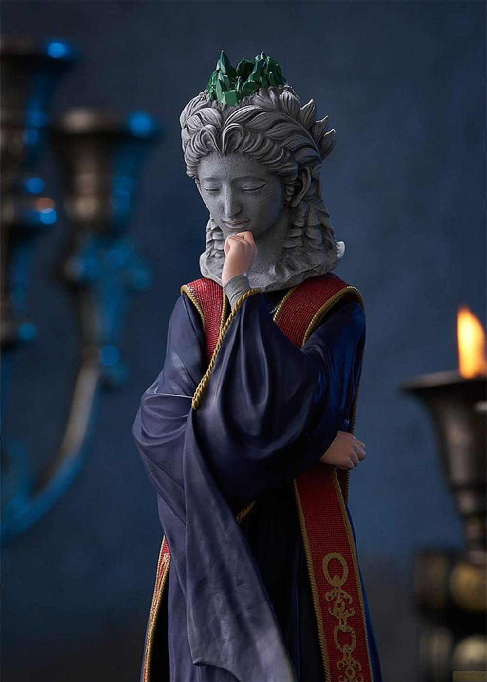 Estatua de mujer con cabeza de piedra gris, corona verde y túnica azul.