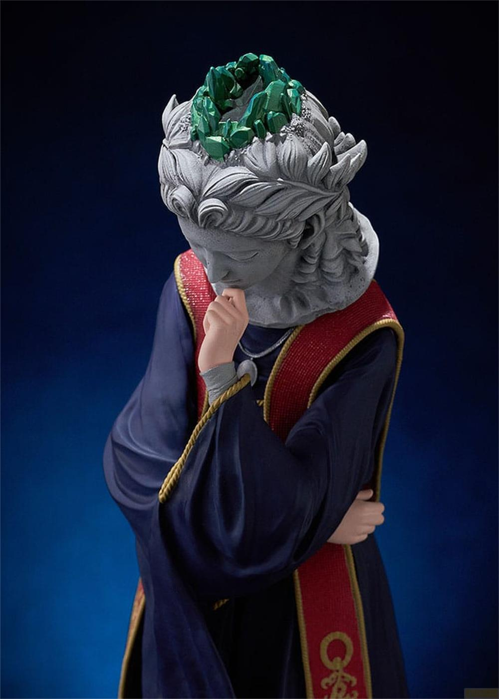 Estatua con tocado verde, vestida con túnica azul y cuello rojo.