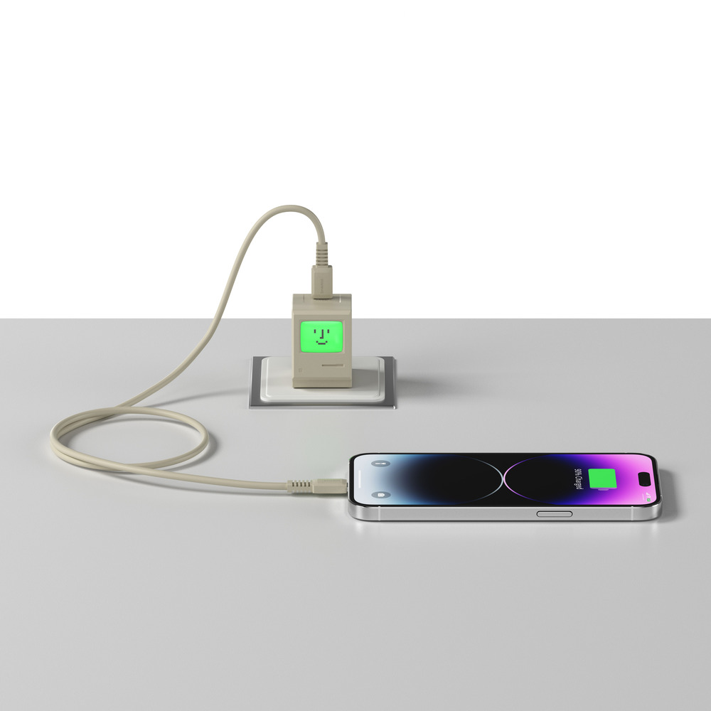 Un iPhone est connecté à une station de recharge par câble.