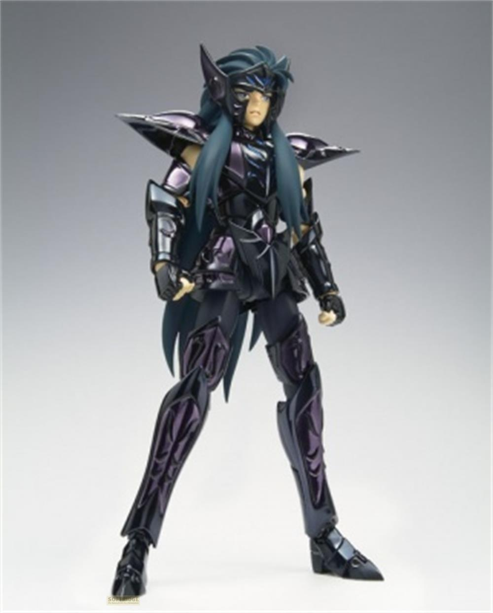 Action figure in armatura scura e lucida con capelli turchesi, in piedi.