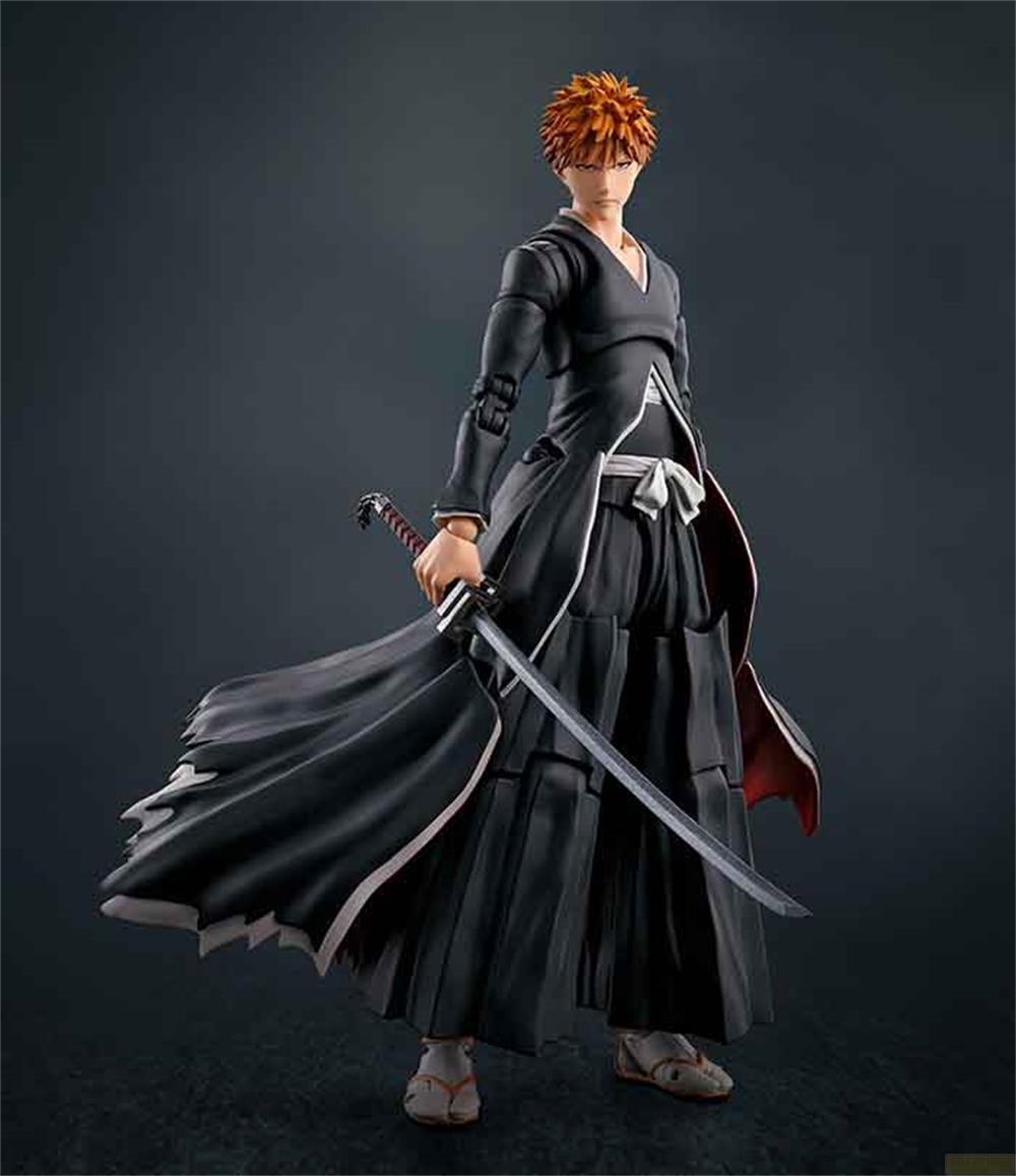 Action figure di un uomo con capelli arancioni, veste nera e spada.