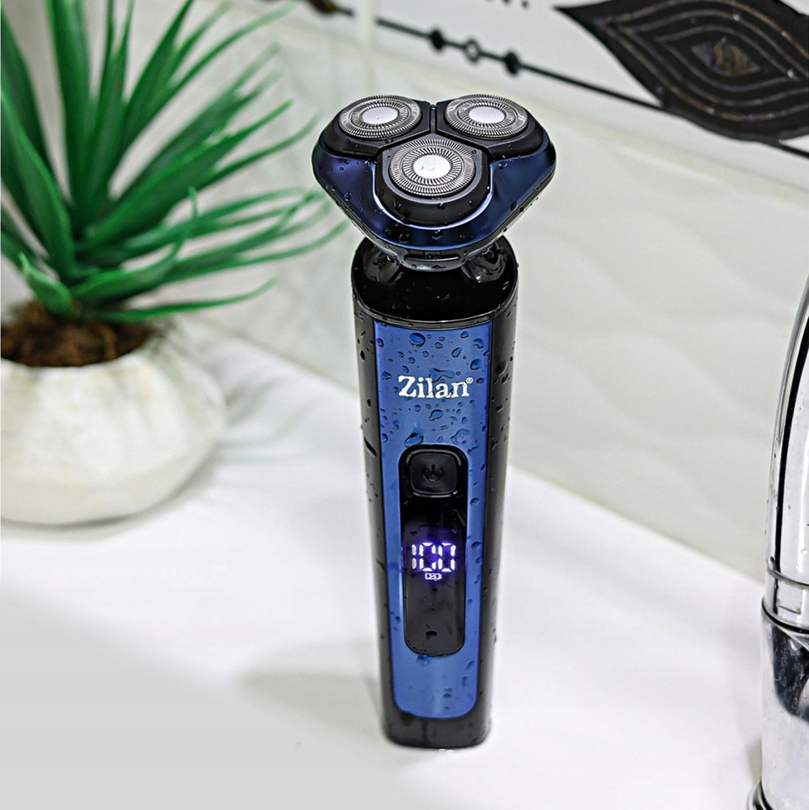 Mocno niebieska, mokra golarka elektryczna z trzema obrotowymi głowicami stoi na białej powierzchni.