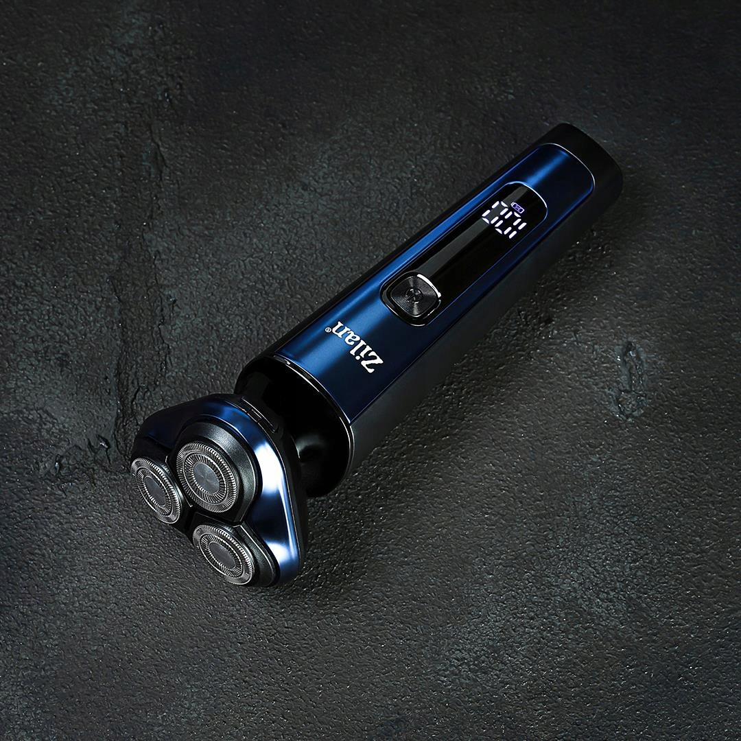 Niebieska golarka elektryczna z trzema obrotowymi głowicami i cyfrowym wyświetlaczem na ciemnej powierzchni.