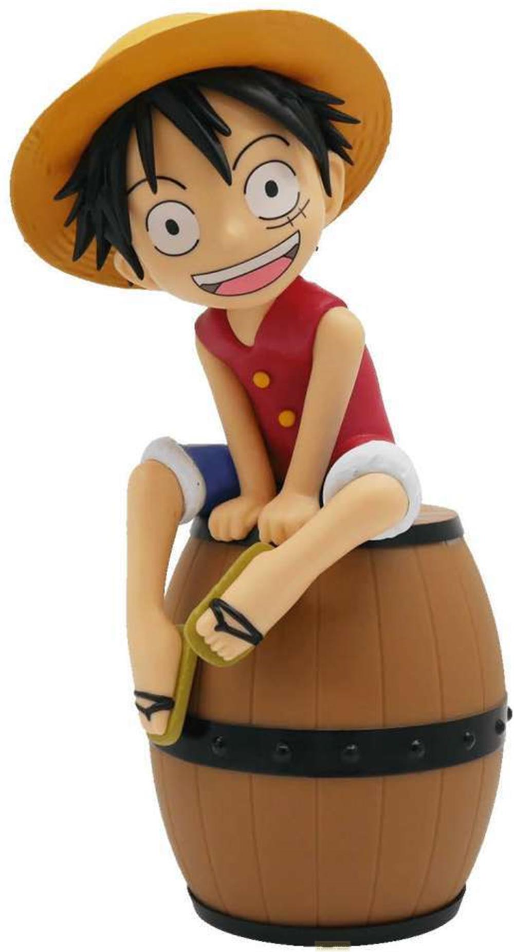 Eine Figur von Monkey D. Luffy sitzt auf einem Holzfass. Er trägt einen gelben Hut und eine rote Weste.