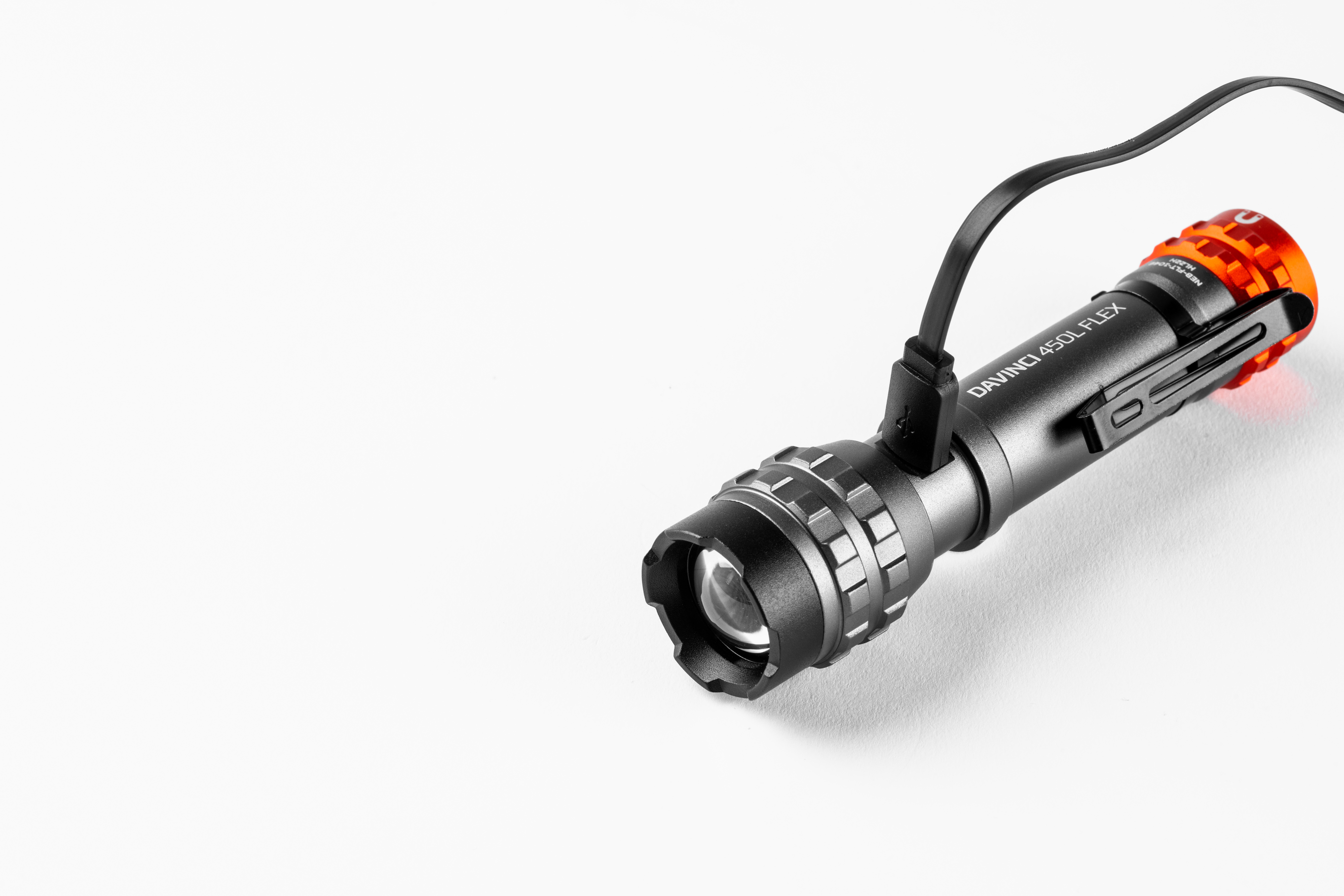 Torcia nera con cavo USB e accento arancione, su sfondo bianco.