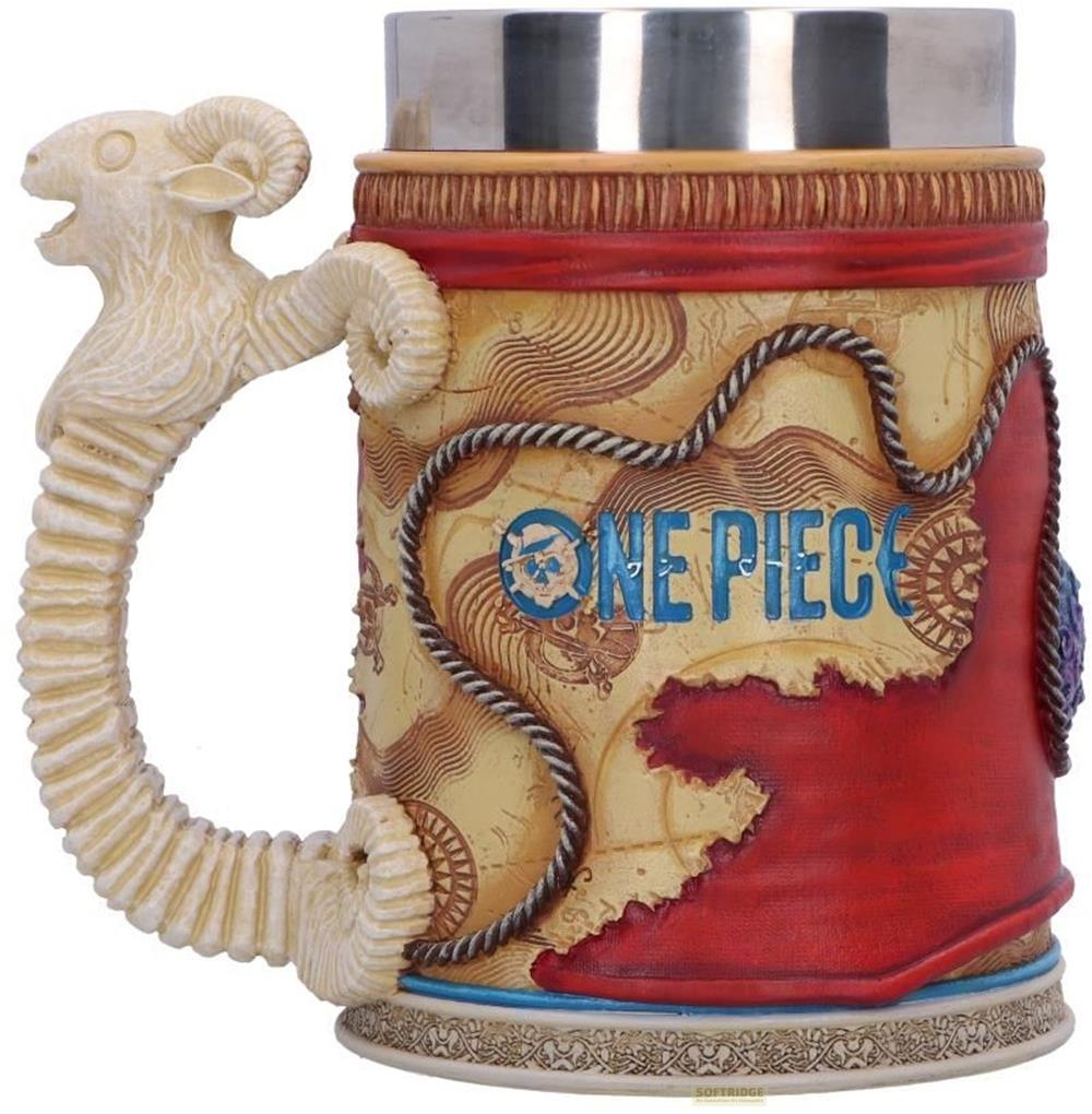 Ein Bierkrug mit einem Widdergriff, bedeckt mit einer Schatzkarte und dem Text "ONE PIECE".