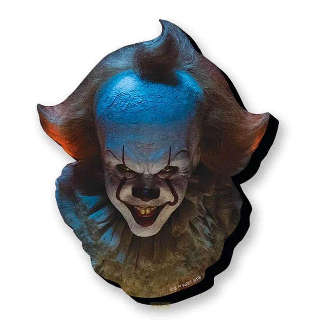 Ein gruseliger Clown mit blauem Haar und weißem Gesichtsmakeup.