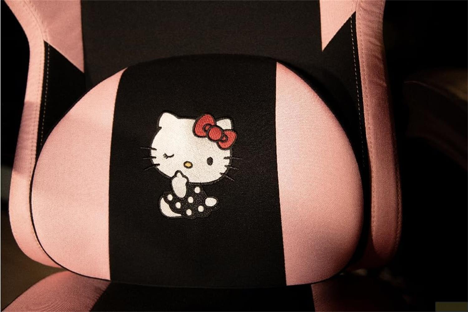 Ein Hello Kitty Aufnäher auf einem schwarz-rosa Stuhl.