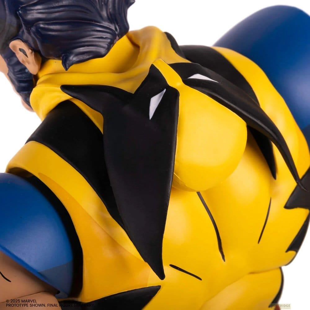 Nahaufnahme einer Wolverine-Figur in Gelb und Blau mit schwarzen Akzenten.