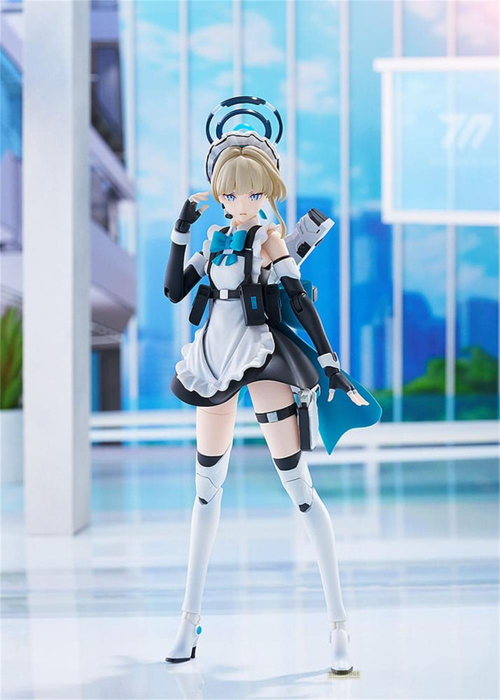 Eine Anime-Figur in einem Dienstmädchen-Outfit mit blauen Akzenten und weißen Stiefeln.