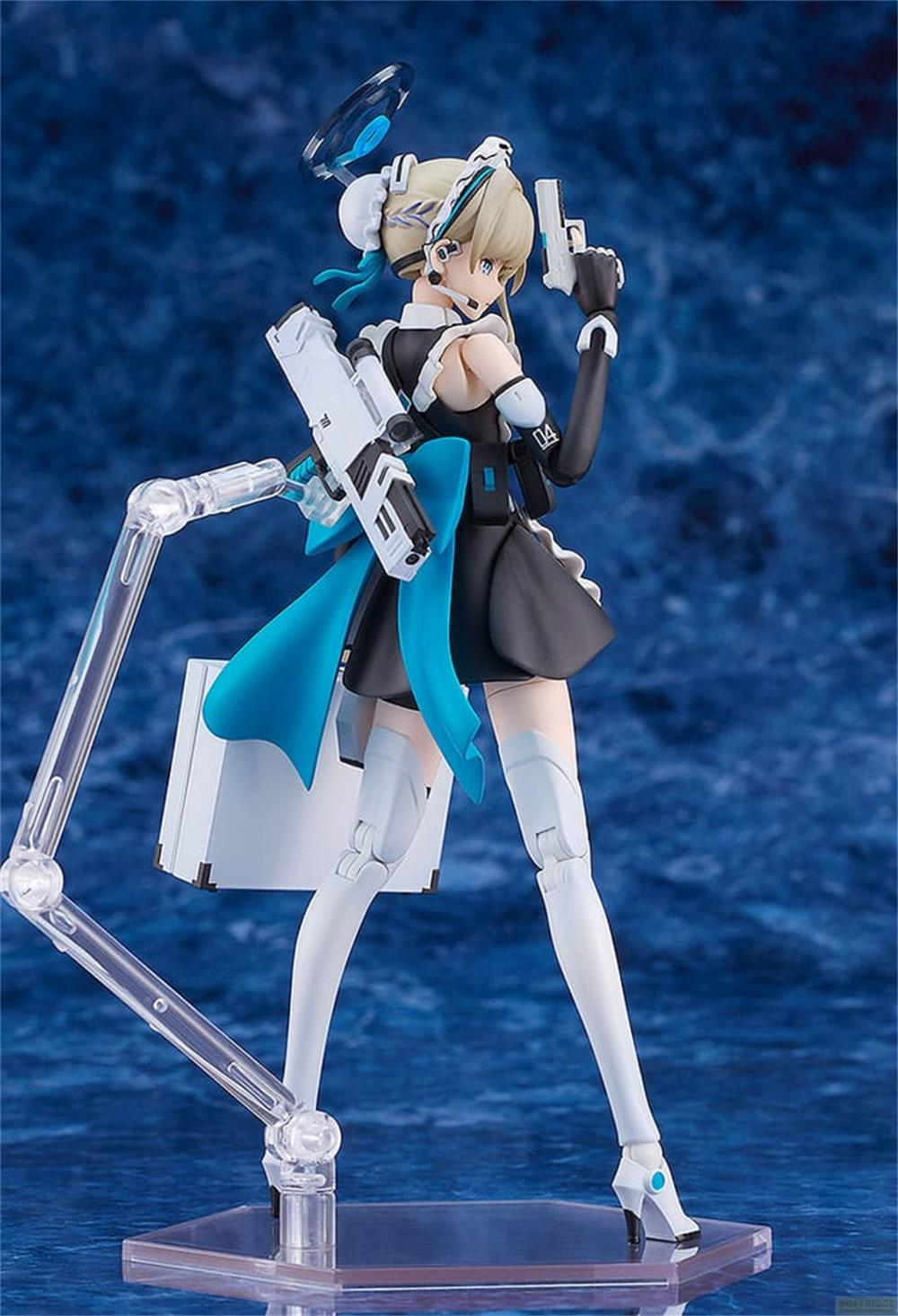 Eine weibliche Figur in Schwarz und Weiß mit blauen Akzenten hält Waffen.